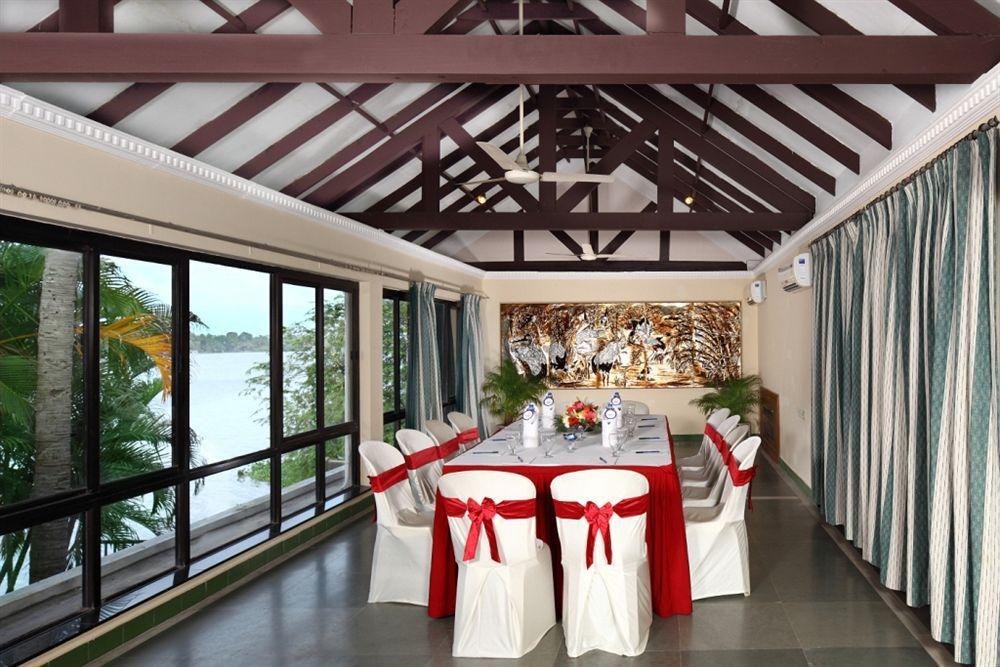 Riviera Suites Kochi Exterior photo