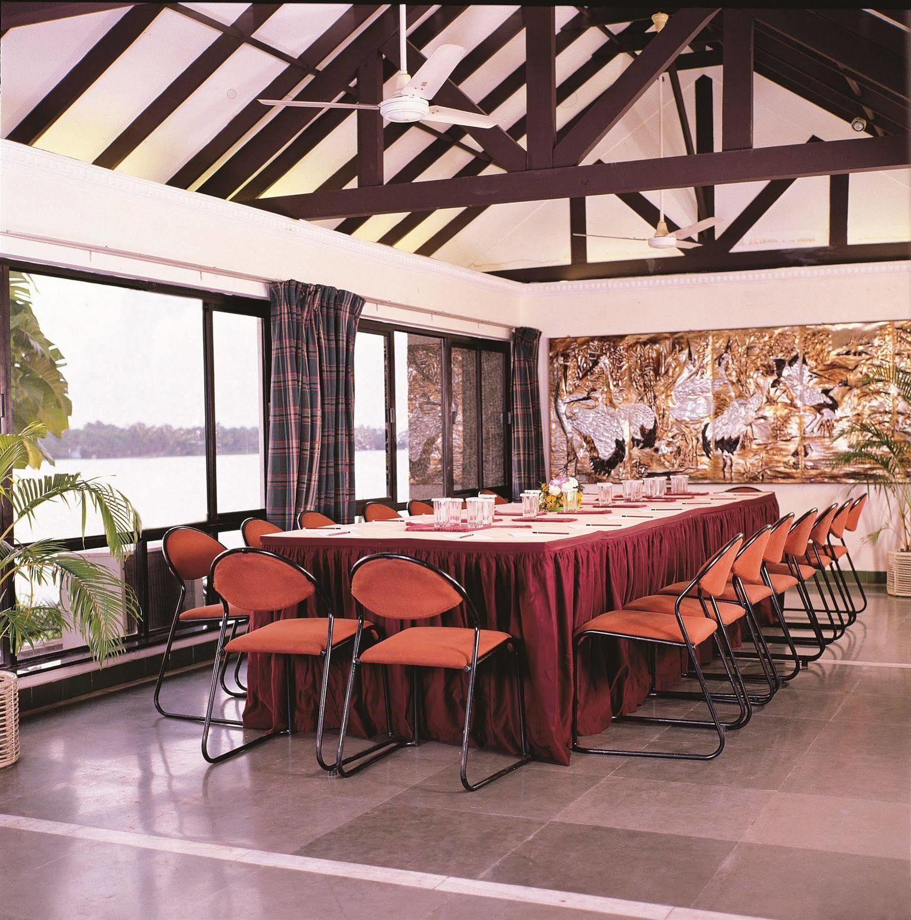 Riviera Suites Kochi Exterior photo