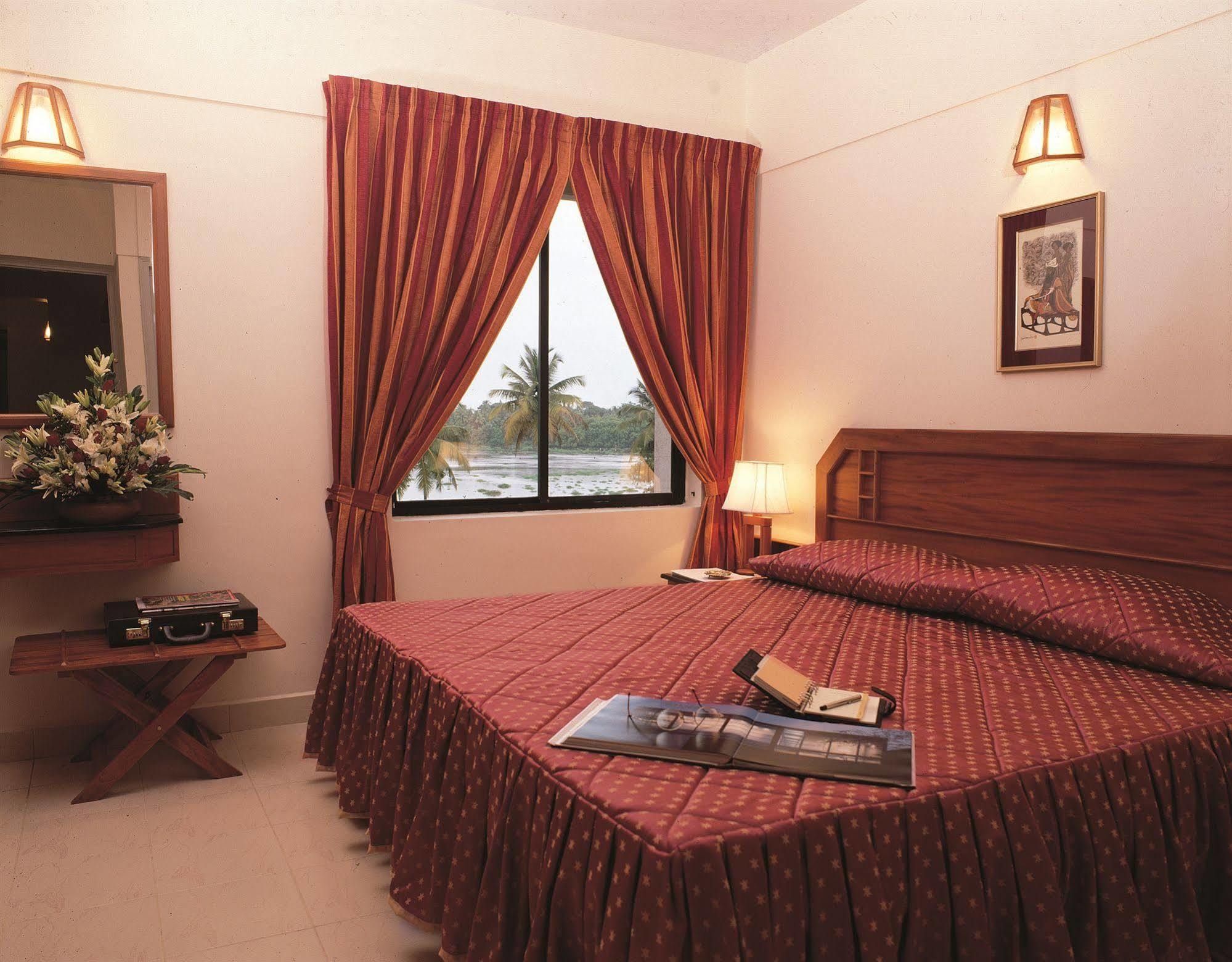 Riviera Suites Kochi Exterior photo