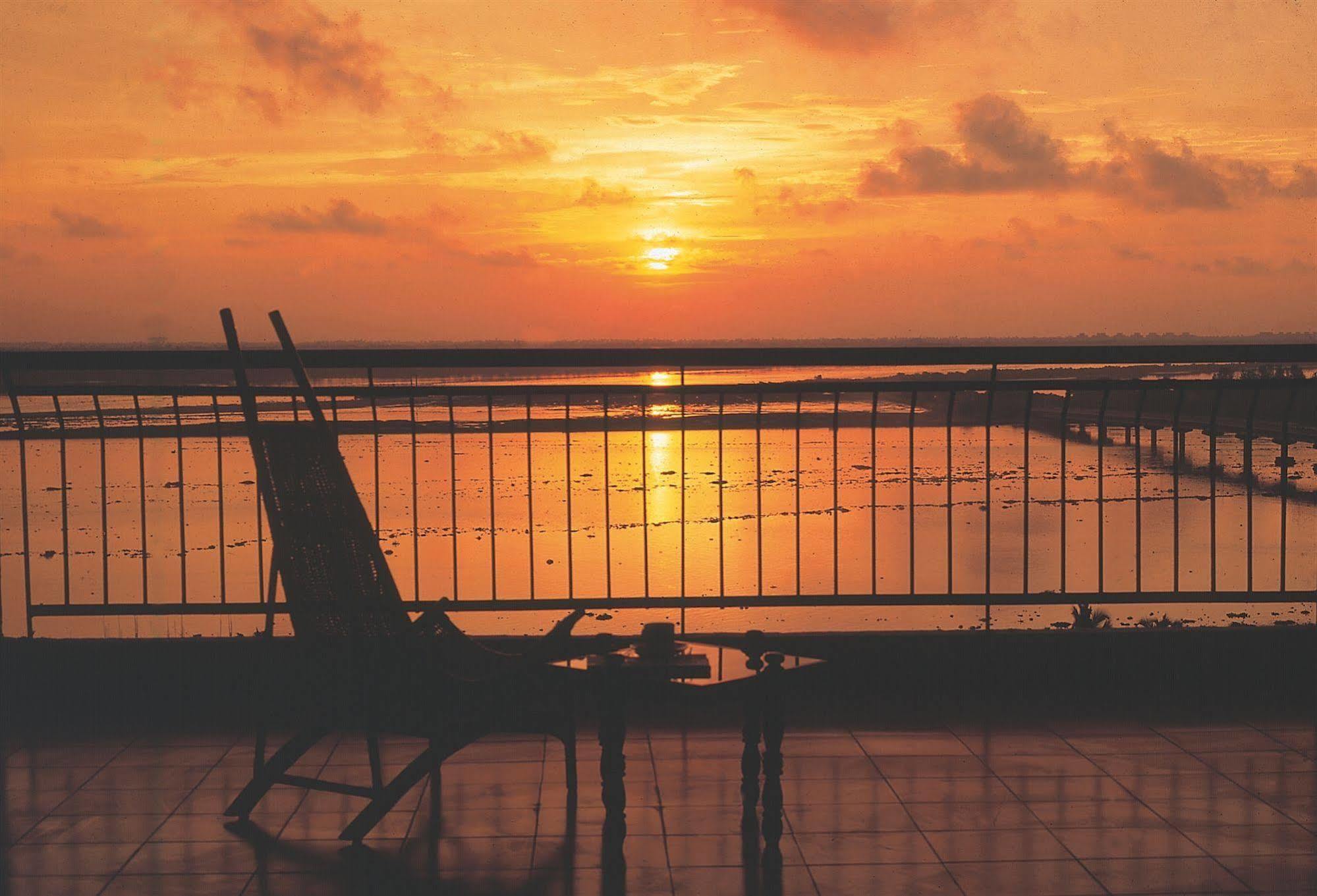 Riviera Suites Kochi Exterior photo