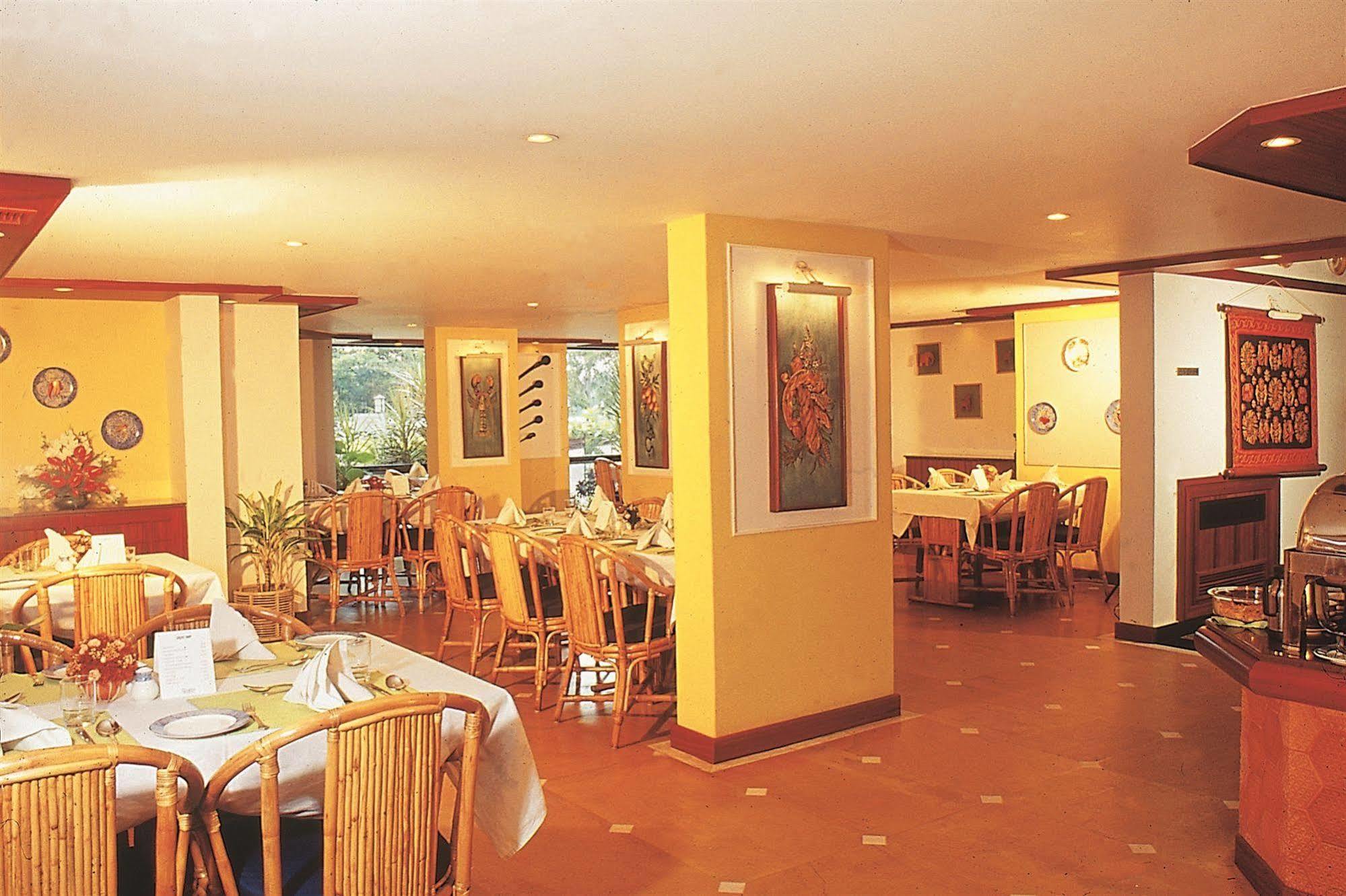 Riviera Suites Kochi Exterior photo
