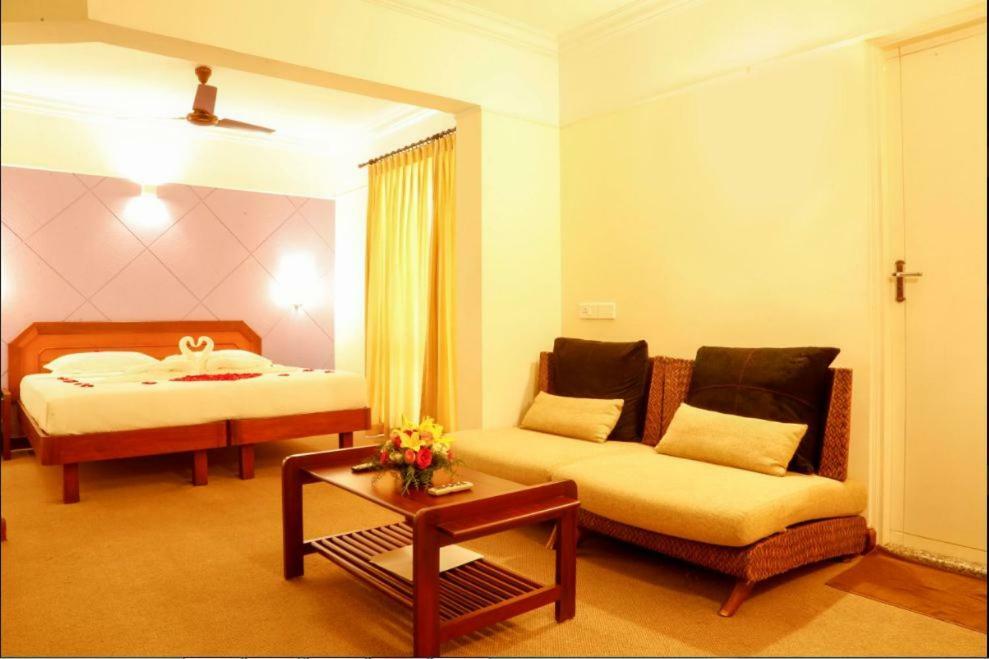 Riviera Suites Kochi Exterior photo