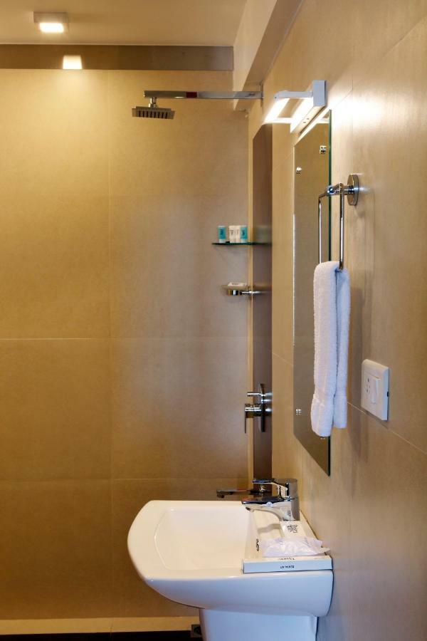 Riviera Suites Kochi Exterior photo