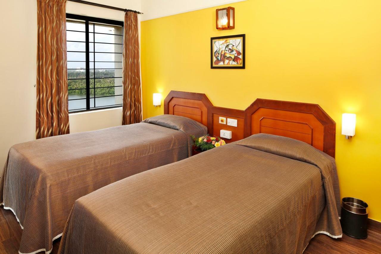 Riviera Suites Kochi Exterior photo
