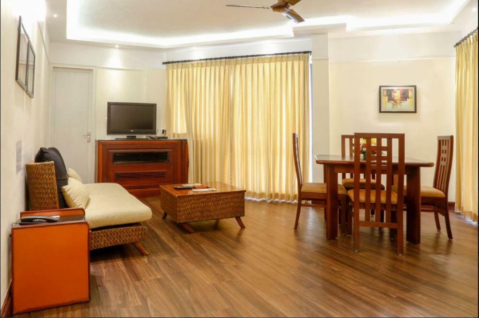 Riviera Suites Kochi Exterior photo