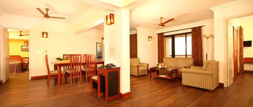 Riviera Suites Kochi Exterior photo