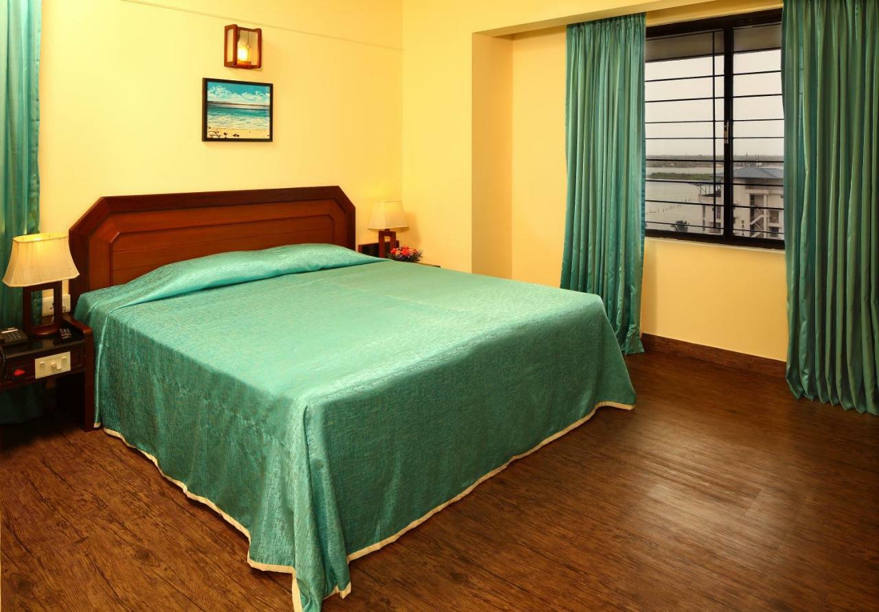 Riviera Suites Kochi Exterior photo